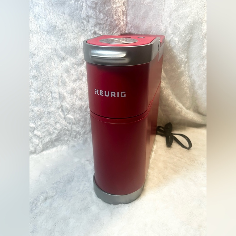 RED KEURIG K-MINI PLUS COFFEE MAKER
